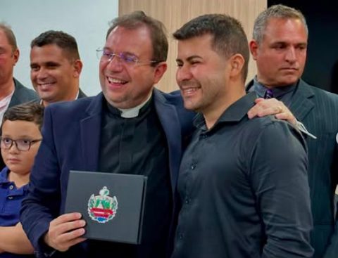 Padre Fabrício Timóteo recebe título de cidadão santoandreense em Sessão Solene